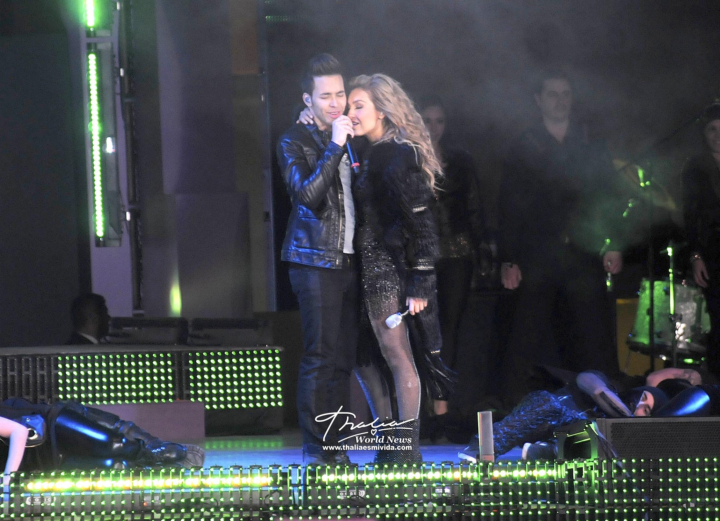Thalía y Prince Royce compartieron de manera íntima sobre la tarima del Teletón 2013, que se realizó en México